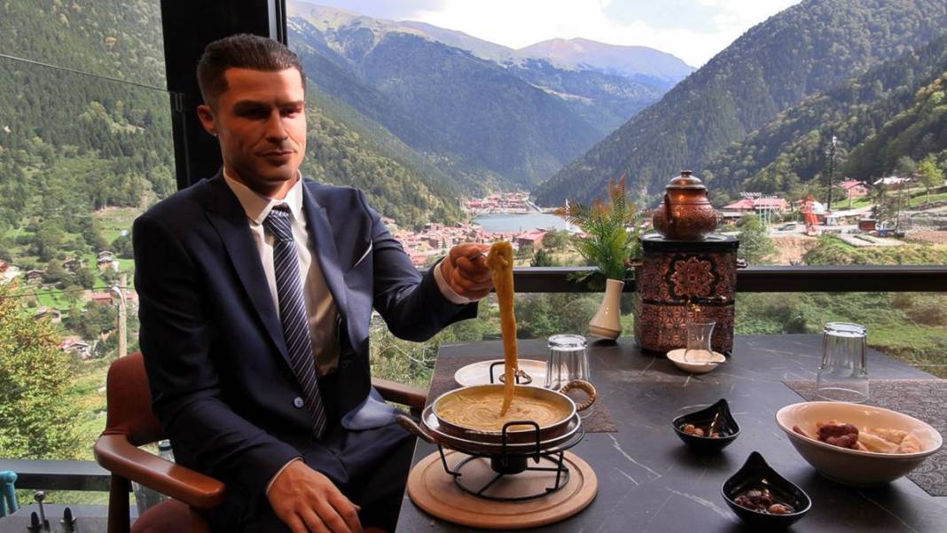 Uzungöl'de Ronaldo sürprizi: Kuymak yiyip çay içti! Görenler şaştı kaldı, fotoğraf çektirdi 5